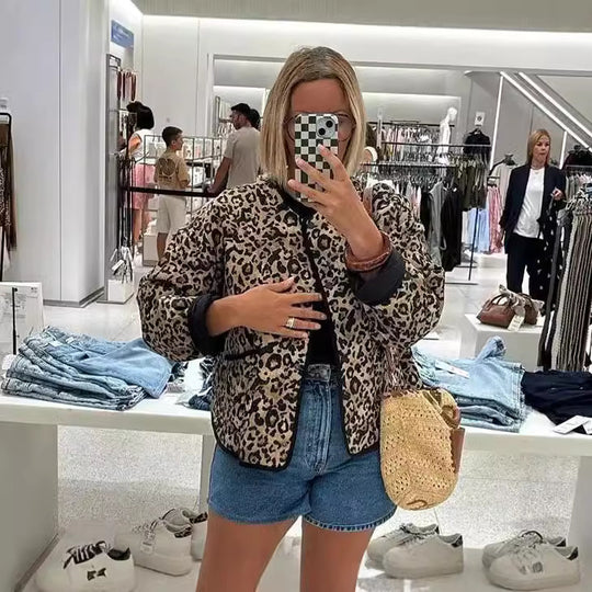 Damen 60+ gesteppte Kurzblousonjacke im Animalprint mit Rundhals und aufgesetzten Taschen Nord Taschen