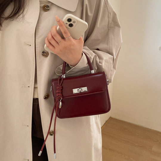 Damen Handtasche mit elegantem Kettenverschluss und abnehmbarem Schulterriemen Nord Taschen