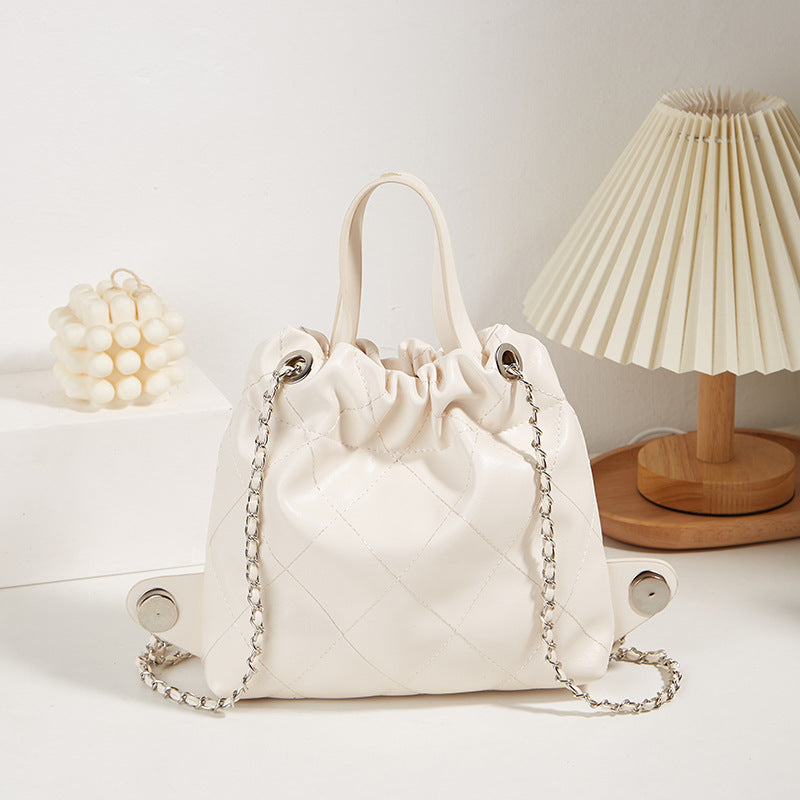 Damen Hobo-Tasche mit gefaltetem Design und eleganter Kettenverzierung Nord Taschen