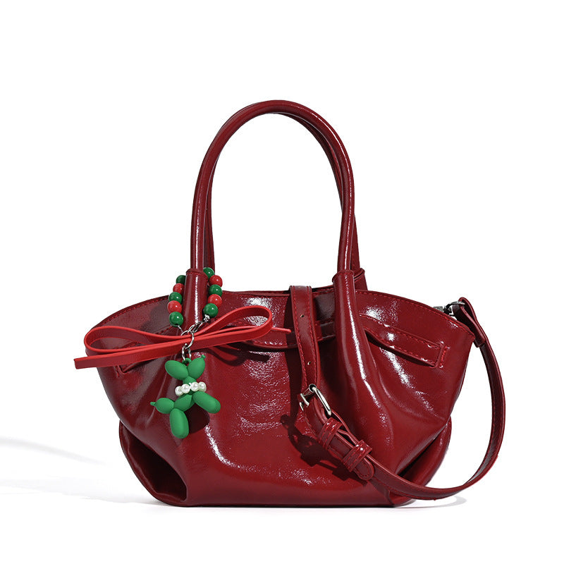 Damen Handtasche mit dekorativem Anhänger und hochwertigem Lackfinish Nord Taschen