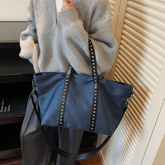 Damen elegante Shopper-Tasche mit Nieten und verstellbarem Schulterriemen Nord Taschen