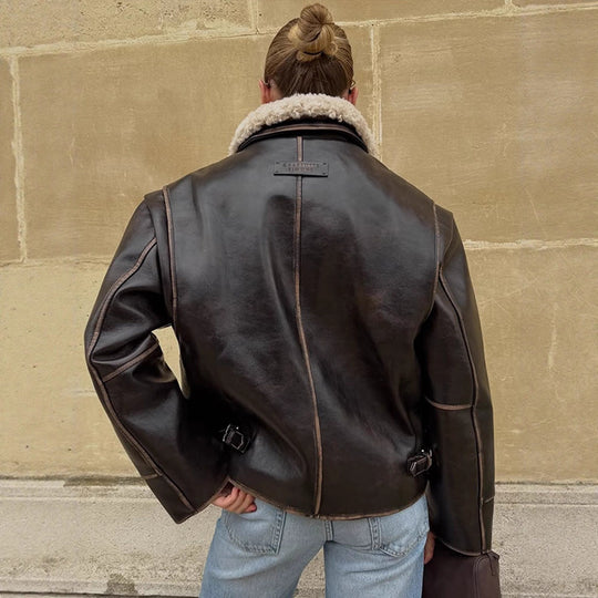 Damen Kurz geschnittene Lederimitat‑Fliegerjacke mit voluminösem Teddy‑Schalkragen und markanten Ziernähten Nord Taschen