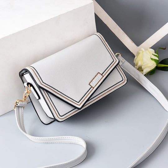 Damen Umhängetasche mit eleganter Klappenoptik und goldener Kette Nord Taschen