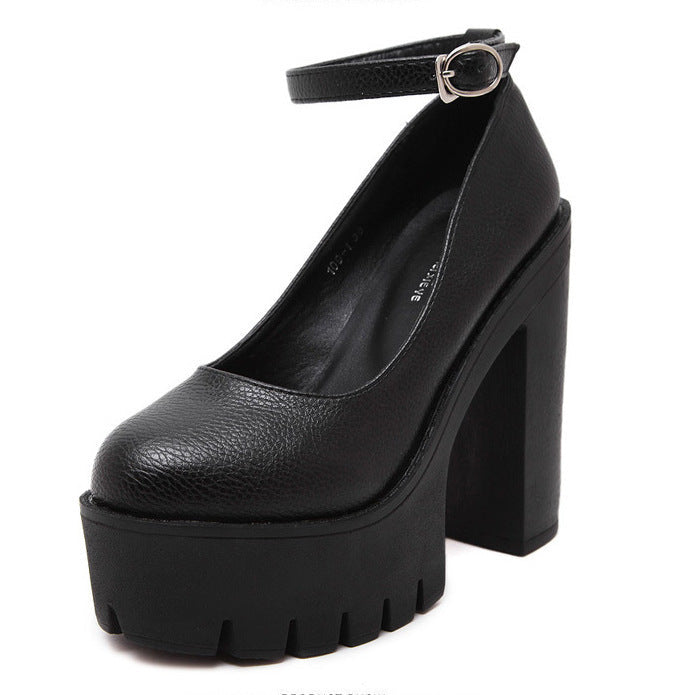 Damen Plateau-Pumps mit eleganter Doppelriemenführung und rutschfester Sohle