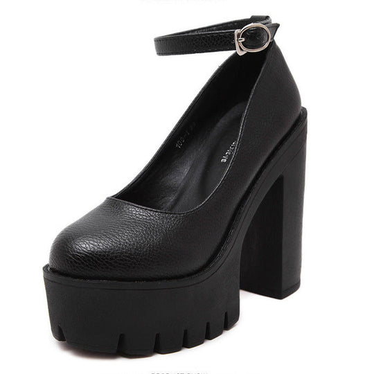 Damen Plateau-Pumps mit eleganter Doppelriemenführung und rutschfester Sohle