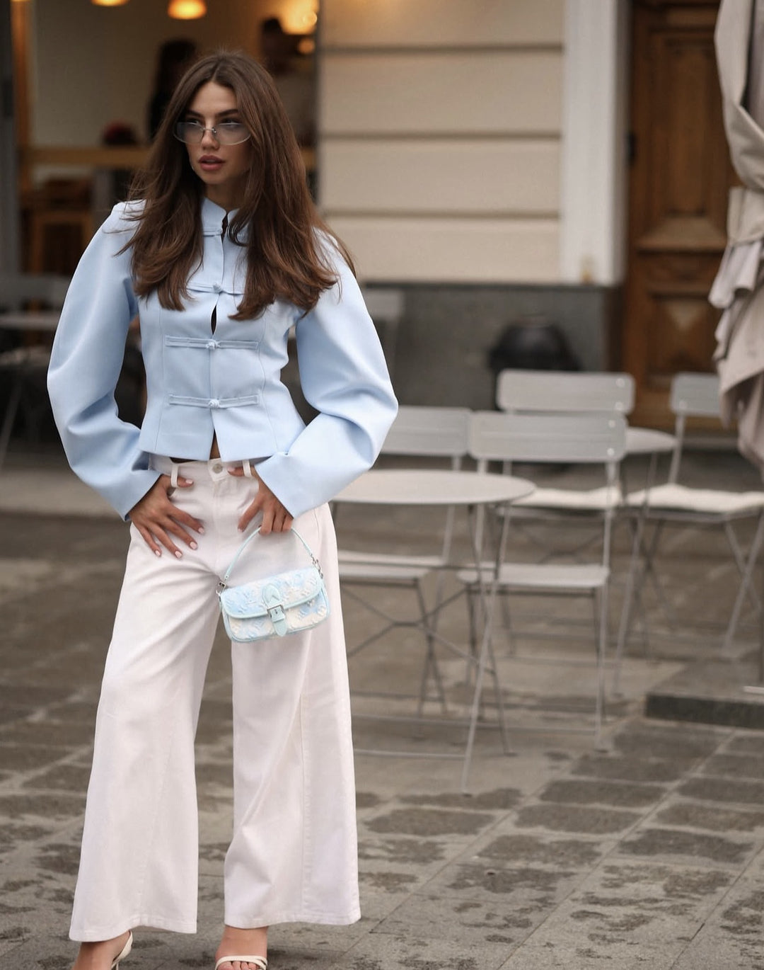 Damen Taillierte Kurzjacke mit Stehkragen und Knotenverschlüssen Nord Taschen