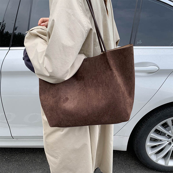 Damen Shopper-Tasche aus hochwertigem Wildleder mit verspieltem Anhänger Nord Taschen