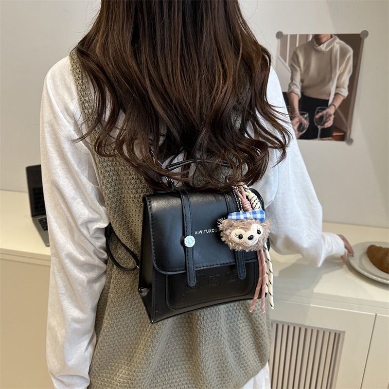 Damen modische Mini-Rucksacktasche mit verspieltem Anhänger Nord Taschen
