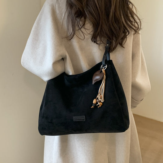 Damen Hobo-Tasche aus hochwertigem Veloursleder mit dekorativen Anhängern Nord Taschen