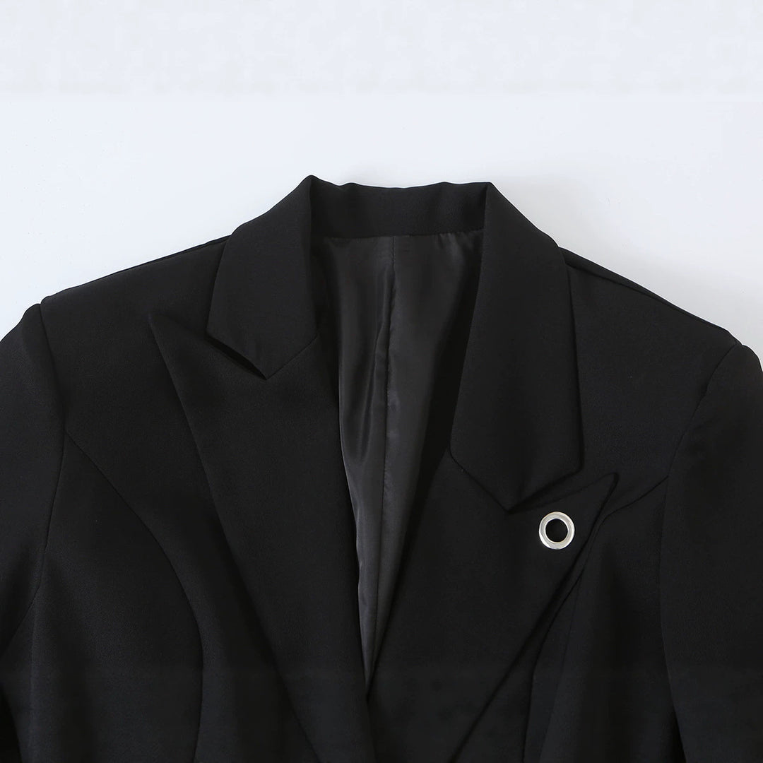 Damen Taillierter Kurzblazer mit dekorativem Metallknopf und Pattentaschen Nord Taschen