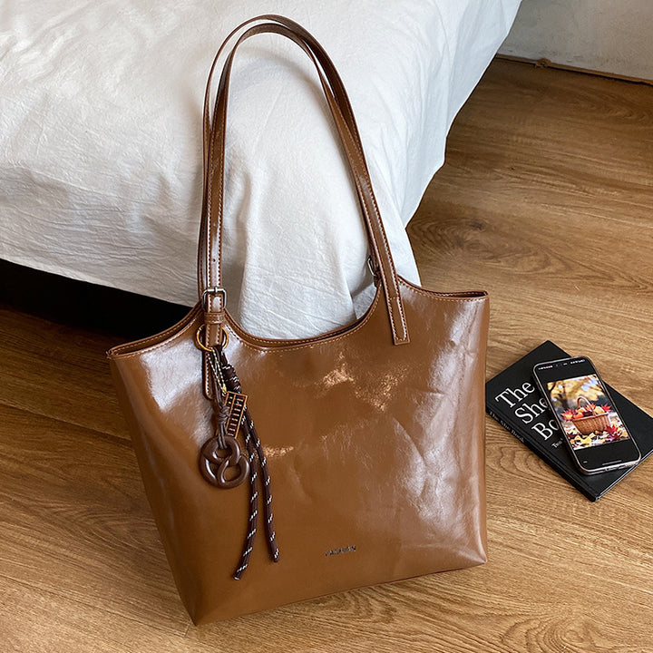 Damen elegante Tote-Handtasche aus hochwertigem Kunstleder mit verspieltem Anhänger Nord Taschen