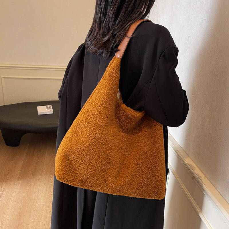 Damen Hobo-Tasche mit flauschigem Obermaterial und praktischem Tragegriff Nord Taschen
