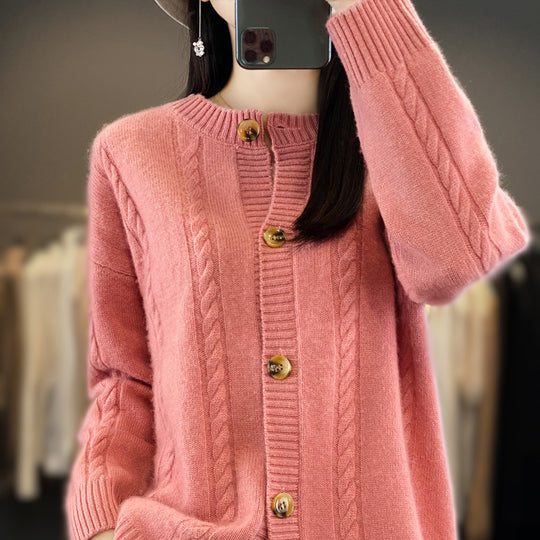 Damen Kaschmirähnlicher Zopfmuster‑Cardigan mit Rundhals und Hornoptikknöpfen Nord Taschen