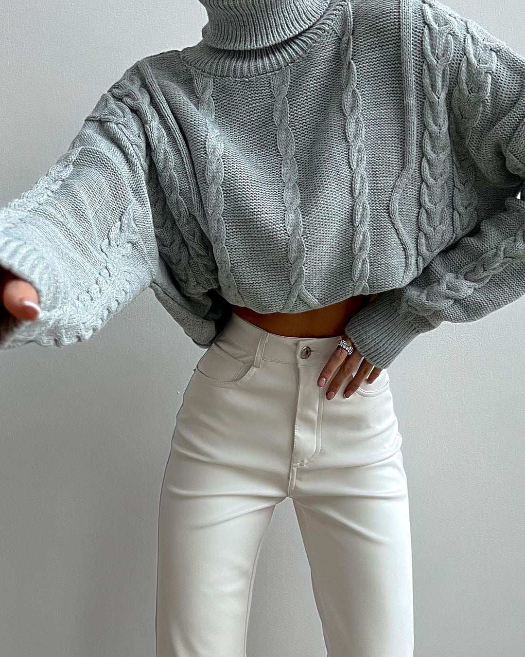Damen Grobstrick-Rollkragenpullover mit Zopfstrick-Details Nord Taschen