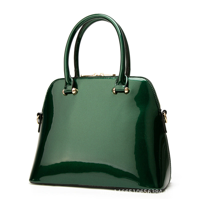 Damen Handtasche mit elegantem Hochglanzfinish und goldenen Verzierungen Nord Taschen