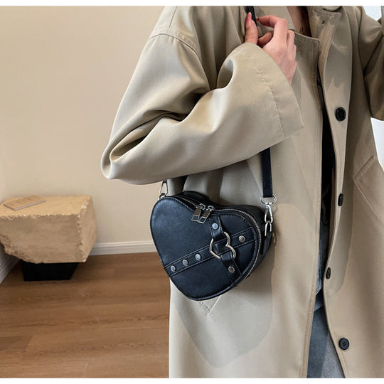 Nord Taschen | Umhängetasche für Damen - Herzförmige Crossbody-Tasche im auffälligen Design mit Riemenverschluss