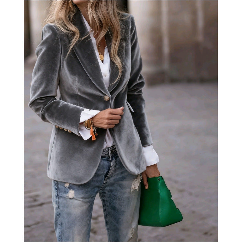 Damen Taillierter Samtblazer mit femininer Silhouette, Reverskragen und Zierknopf-Details Nord Taschen
