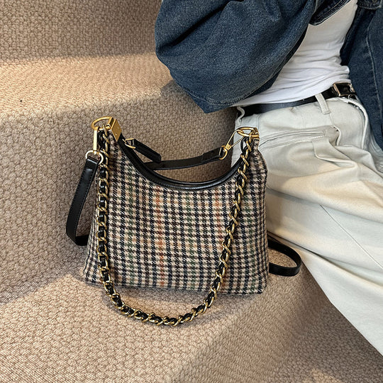 Damen Hobo-Tasche mit elegantem Karomuster und goldenen Kettenakzenten Nord Taschen