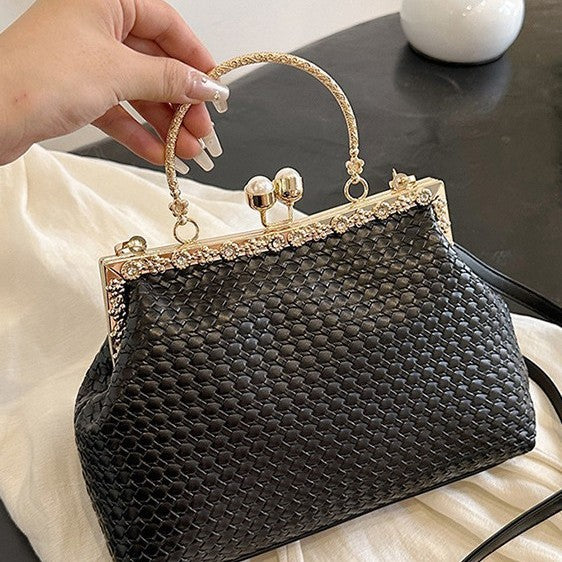 Damen elegante Handtasche mit glamourösen Kettenakzenten Nord Taschen
