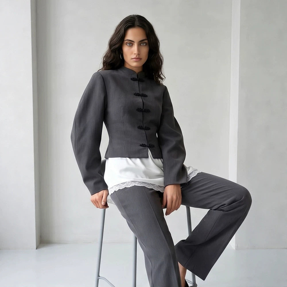 Damen Taillierter Cropped-Blazer mit Mandarin-Kragen und Zierknotenverschluss Nord Taschen