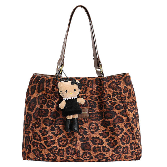Damen Hobo-Tasche aus weichem Veloursleder mit niedlichem Anhänger Nord Taschen