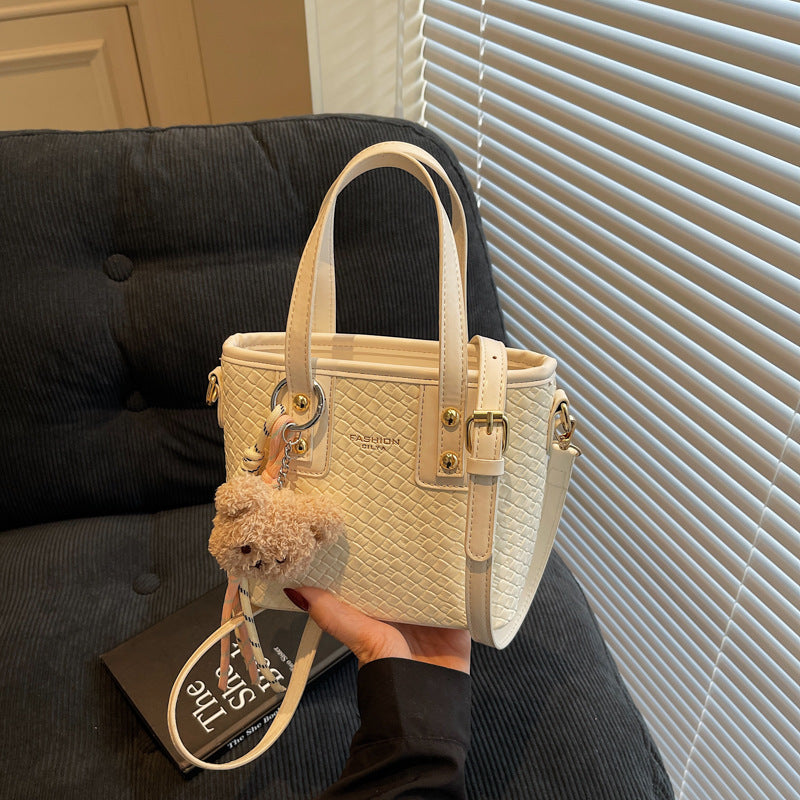 Damen Mini-Handtasche mit strukturiertem Design und flauschigem Anhänger | Nord Taschen