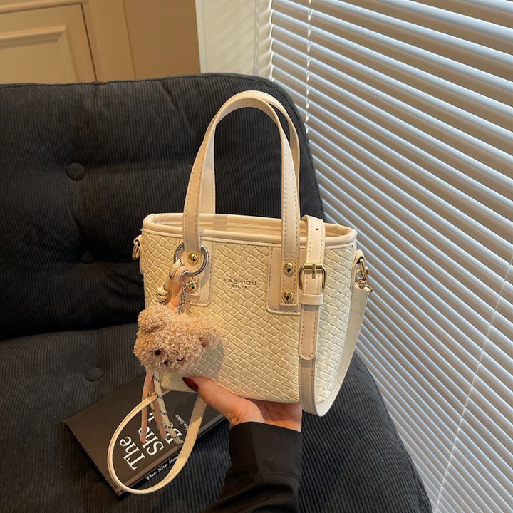 Damen Mini-Handtasche mit strukturiertem Design und flauschigem Anhänger | Nord Taschen