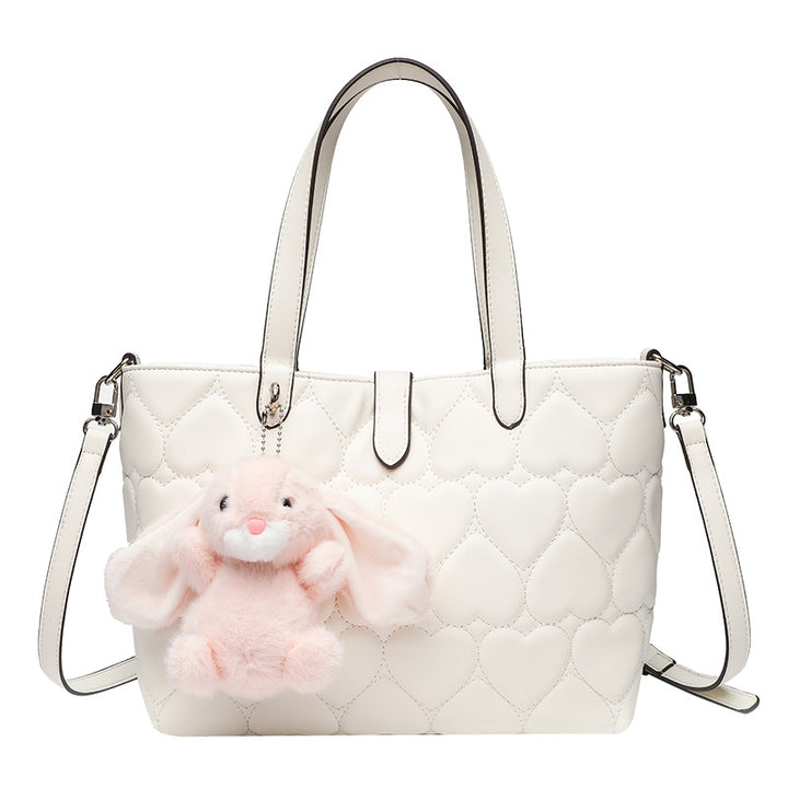 Damen Henkeltasche mit verspieltem Hasenanhänger und herzförmiger Steppung Nord Taschen