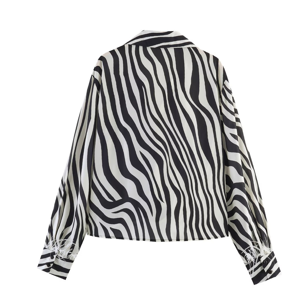 Damen Oversize-Satinbluse mit Hemdkragen, asymmetrischem Wickeleffekt und Federsaum Nord Taschen