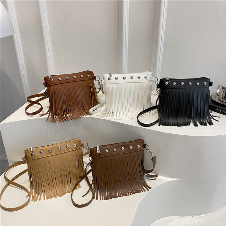 Damen Umhängetasche mit fransigem Design und eleganten Metallakzenten Nord Taschen