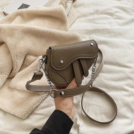 Damen Umhängetasche mit einzigartigem Kettendetail und innovativen Fächern Nord Taschen