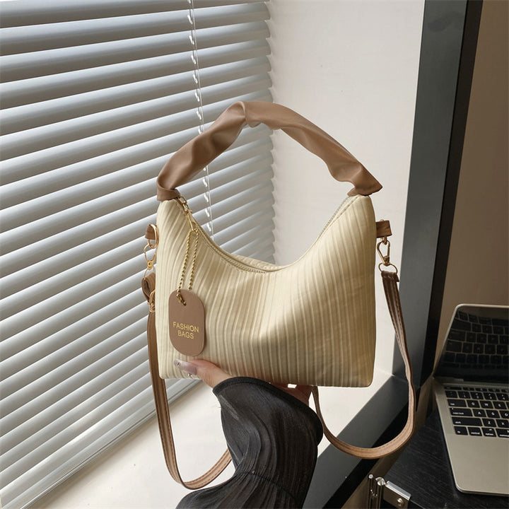 Damen Schultertasche mit strukturiertem Design und weichem Tragegriff Nord Taschen