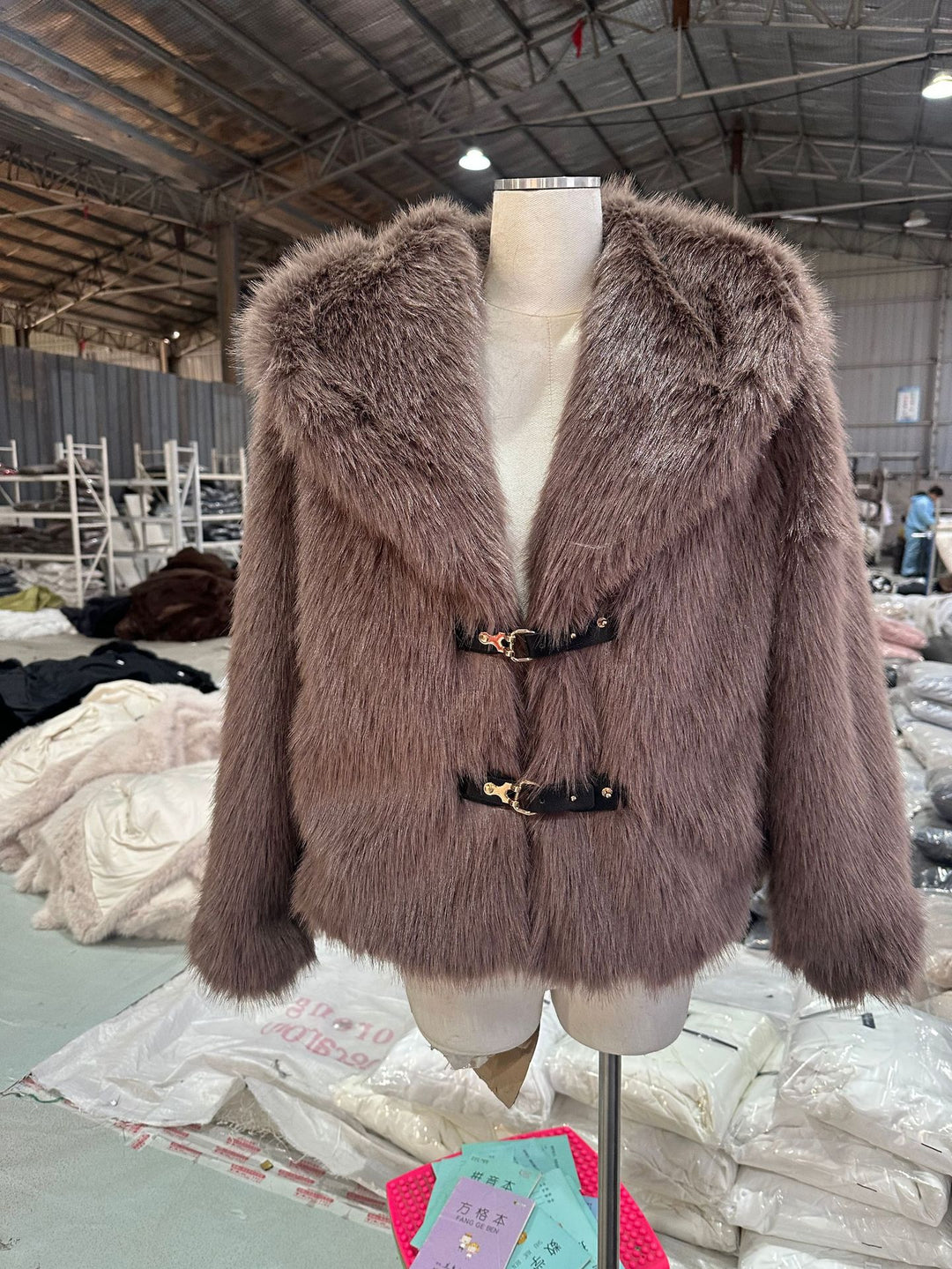 Damen Kurzjacke aus luxuriösem Kunstpelz mit Schalkragen und dekorativen Schnallenverschlüssen Nord Taschen