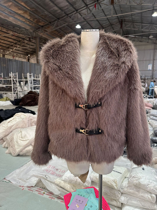 Damen Kurzjacke aus luxuriösem Kunstpelz mit Schalkragen und dekorativen Schnallenverschlüssen Nord Taschen