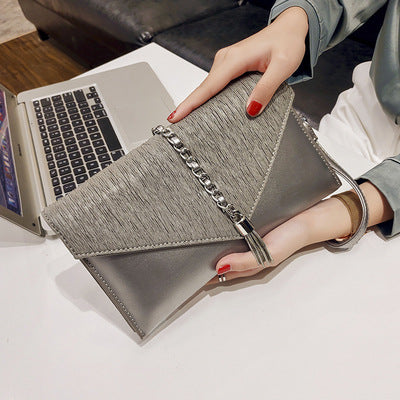 Damen Clutch mit stylischem Kettenakzent Nord Taschen