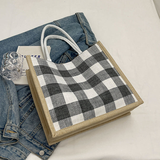 Damen Jute Tragetasche mit stilvollem Karomuster und verspieltem Pompon Nord Taschen