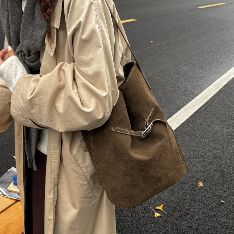 Damen Hobo-Tasche aus hochwertigem Wildleder mit elegantem Kordelzug Nord Taschen