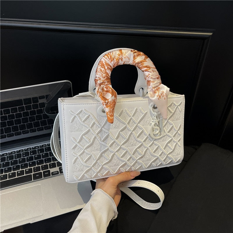 Damen elegante Handtasche mit strukturiertem Design und modischem Halsschal Nord Taschen