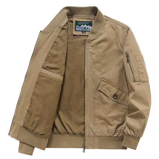 Herren leichter Canvas‑Bomber im Pilotencut mit Zip‑Ärmeltasche und schräg aufgesetzten Pattentaschen Nord Taschen