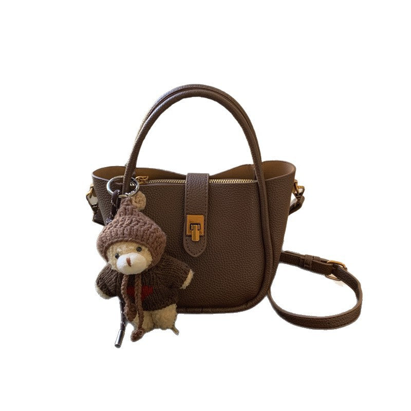 Damen Umhängetasche mit charmantem Kuscheltieranhänger Nord Taschen