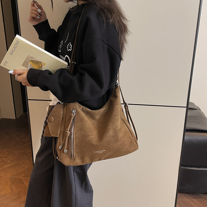 Damen Hobo-Tasche aus hochwertigem Wildleder mit modischen Akzenten Nord Taschen