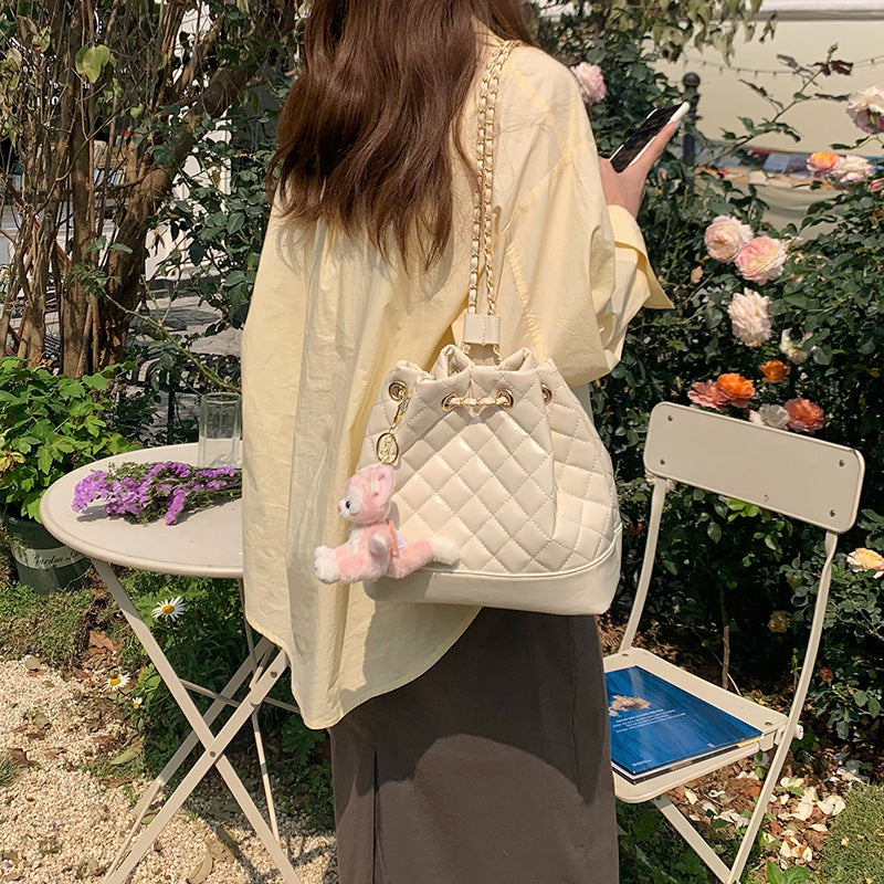 Damen Hobo-Tasche mit glänzender Oberflächenstruktur und eleganter Kettenverzierung Nord Taschen