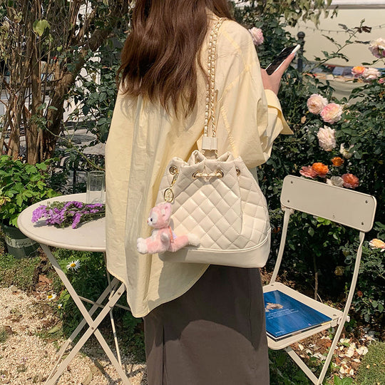 Damen Hobo-Tasche mit glänzender Oberflächenstruktur und eleganter Kettenverzierung Nord Taschen