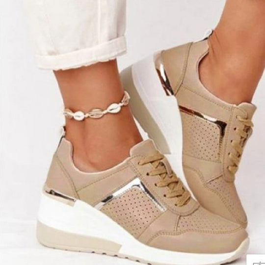 Damen nan Keil-Sneaker mit perforiertem Obermaterial, gepolstertem Komfortkragen und reflektierenden Metalldetails Nord Taschen