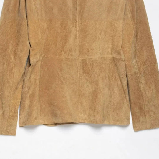 Damen Taillierte Wildlederjacke im Military‑Look mit Stehkragen, aufgesetzten Pattentaschen und verdeckter Knopfleiste Nord Taschen