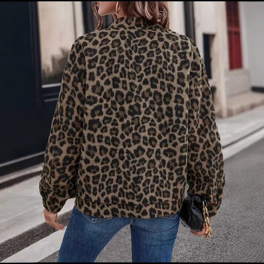 Damen Kurz geschnittene Kuscheljacke im Leo-Fleece mit Stehkragen und Druckknöpfen Nord Taschen