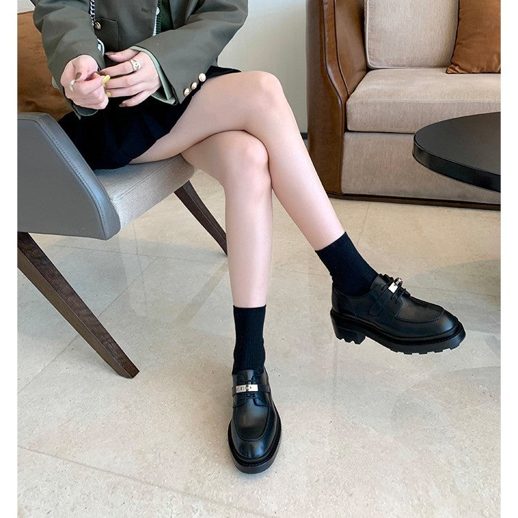 Damen Chunky‑Loafer mit profilierter Lug‑Sohle, breitem Riemen und metallischer Zierkappe Nord Taschen