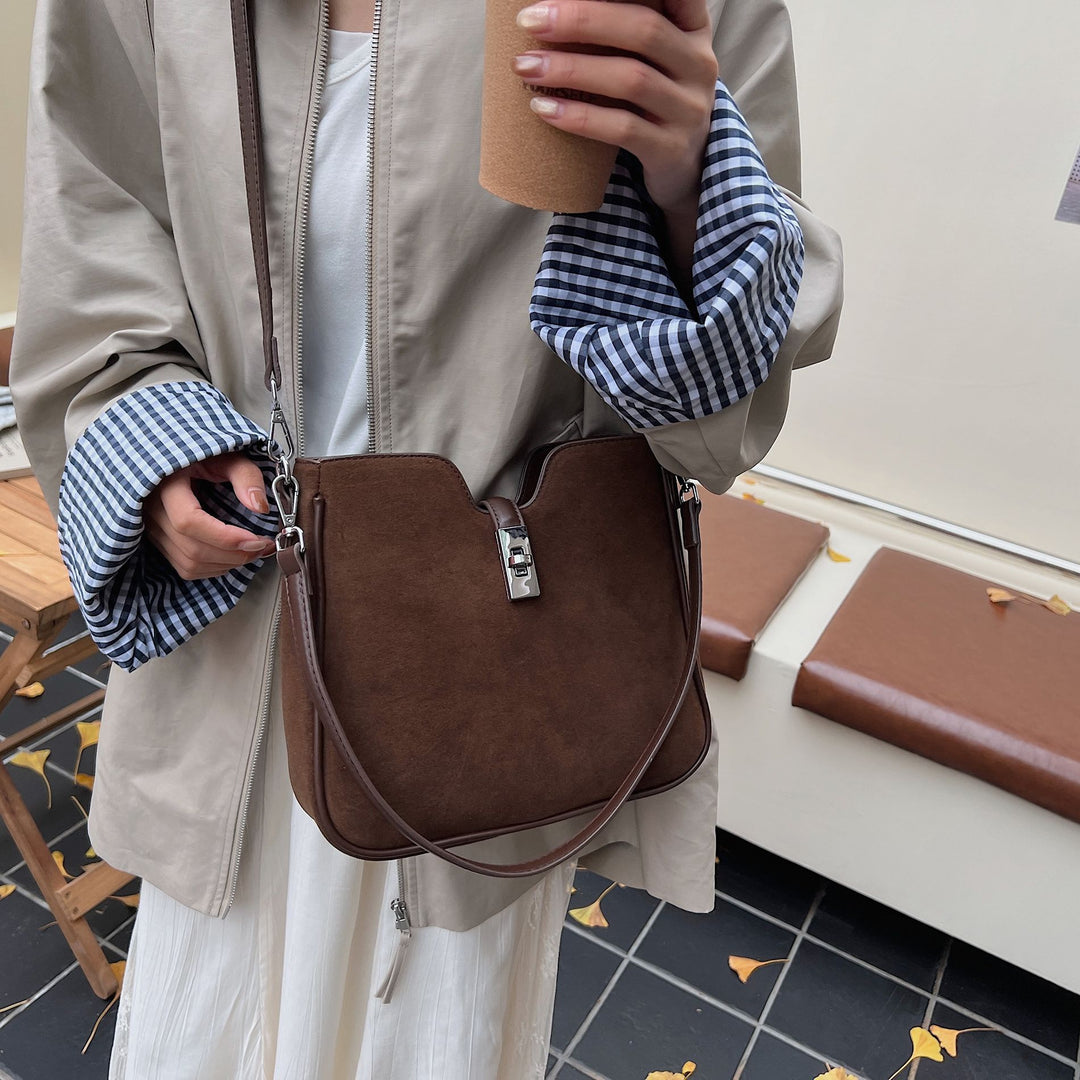 Damen Hobo-Tasche aus weichem Wildleder mit edlem Verschluss Nord Taschen