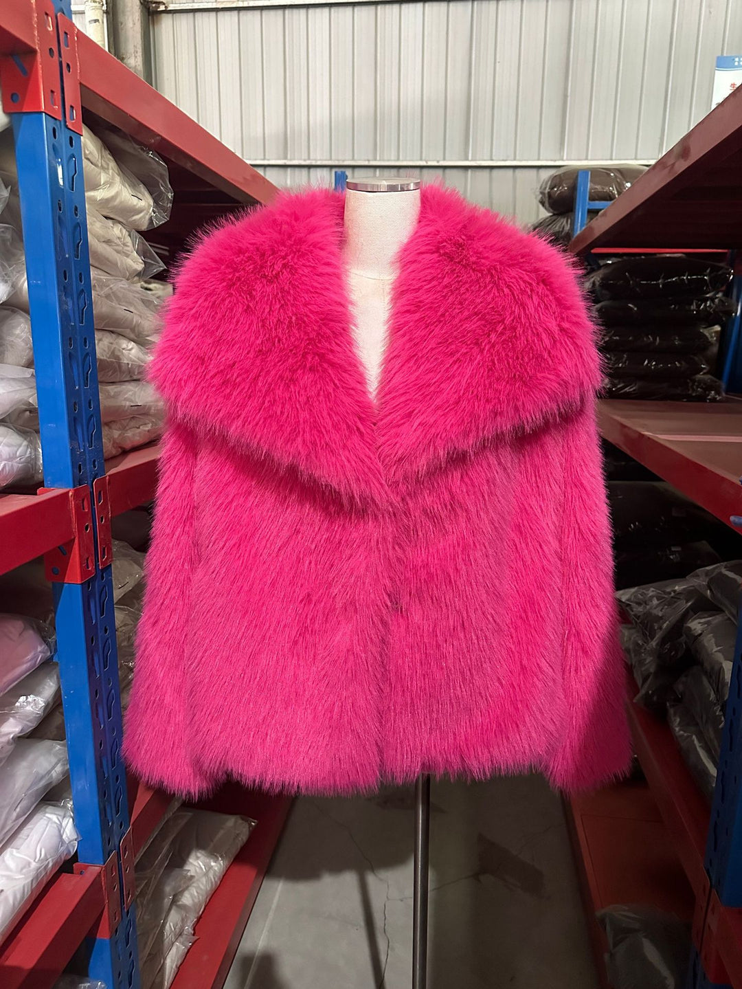 Damen Kurzbolero im Boxy-Cut aus veganem Shaggy-Kunstpelz mit XXL-Schalkragen Nord Taschen