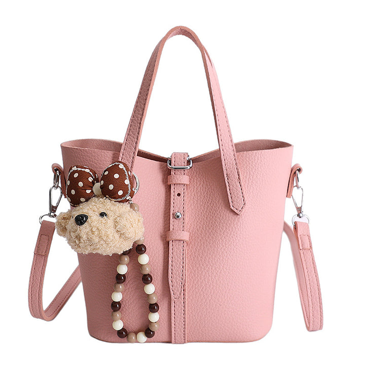 Damen Handtasche mit verspieltem Tieranhänger und hochwertiger Textur Nord Taschen